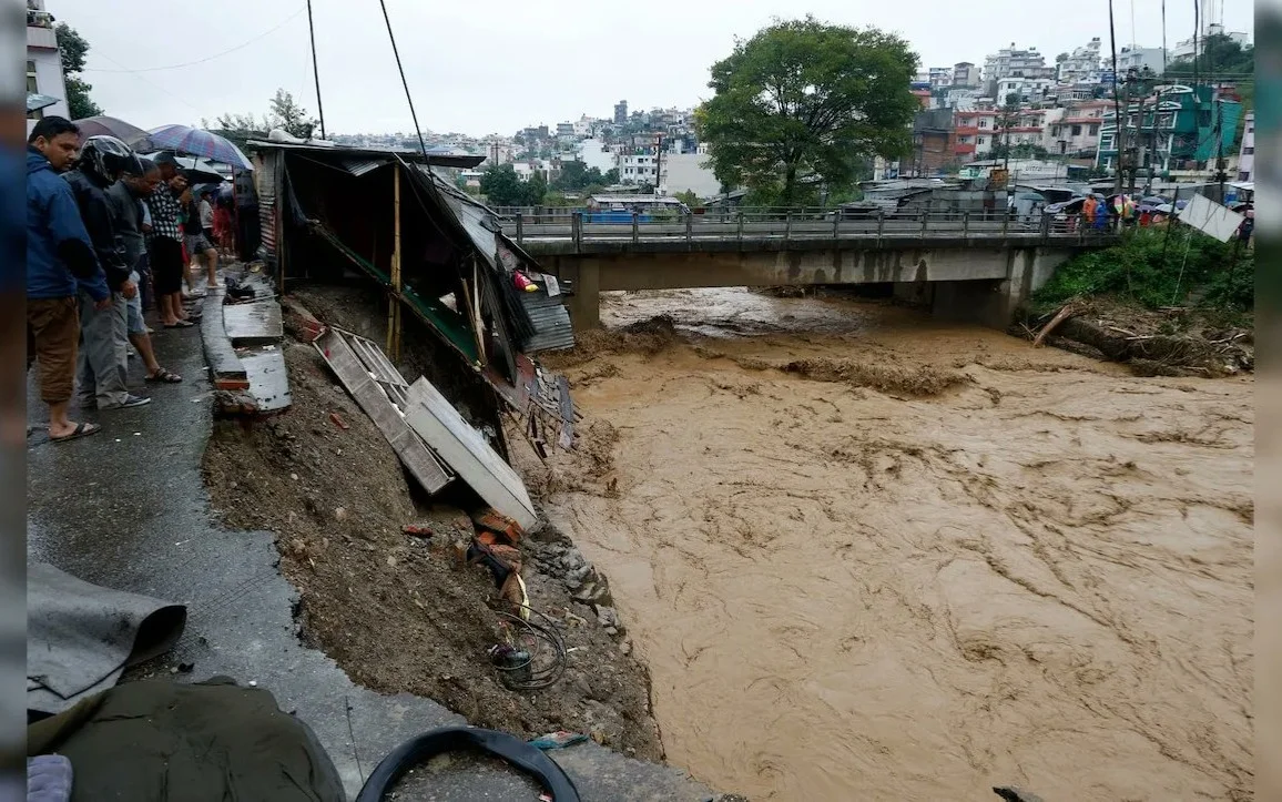 Nepal men Úndistanda tolassyz jaýǵan jańbyr saldarynan ondaǵan adam qaza tapty