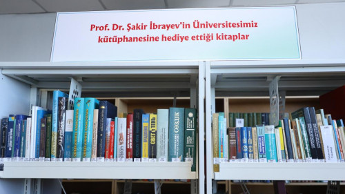 Belgili professor 3000 kitabyn kitaphanaǵa tapsyrdy