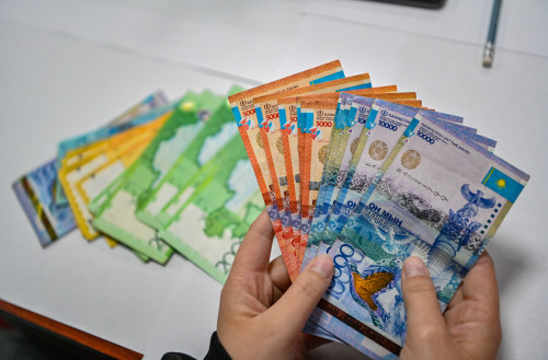 Aqtóbede áıel «Dekretke mıllıonmen» kýrsyn oqyp alyp, 180 mln teńge jymqyrǵan