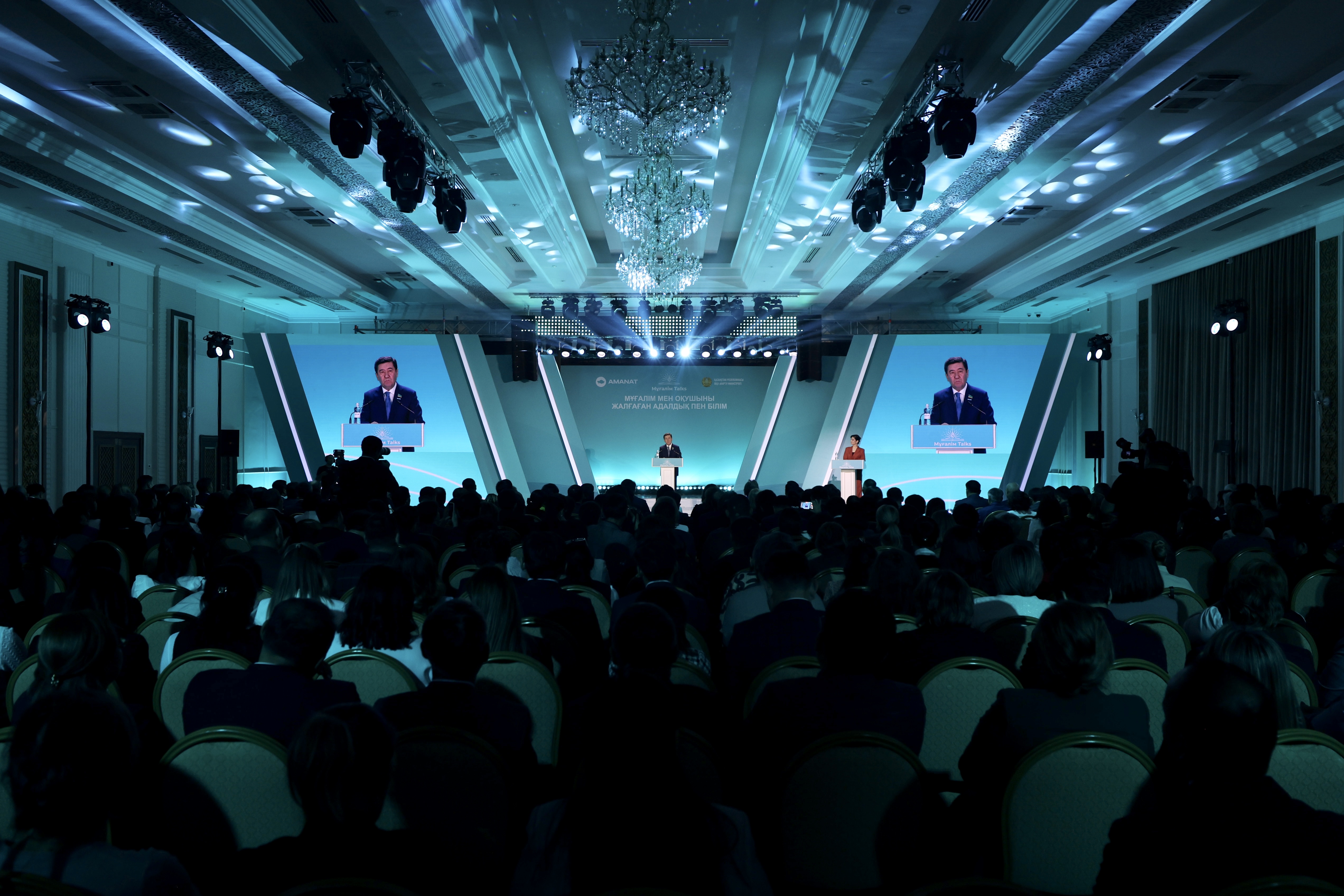 AMANAT úzdik muǵalimderge «Ustaz – ult aınasy» marapatyn tabystady