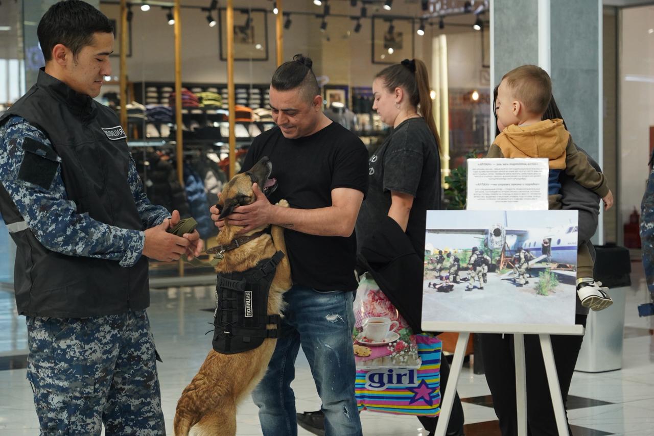 Qostanaıda «Bizdiń polısııa» atty fotokórme ótti