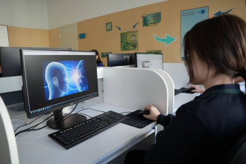 Keleshek mektepteriniń oqý baǵdarlamasyna AI taqyryptary engizildi