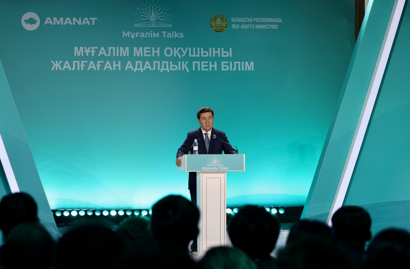 Muǵalim mıssııasy – adal urpaq tárbıeleý