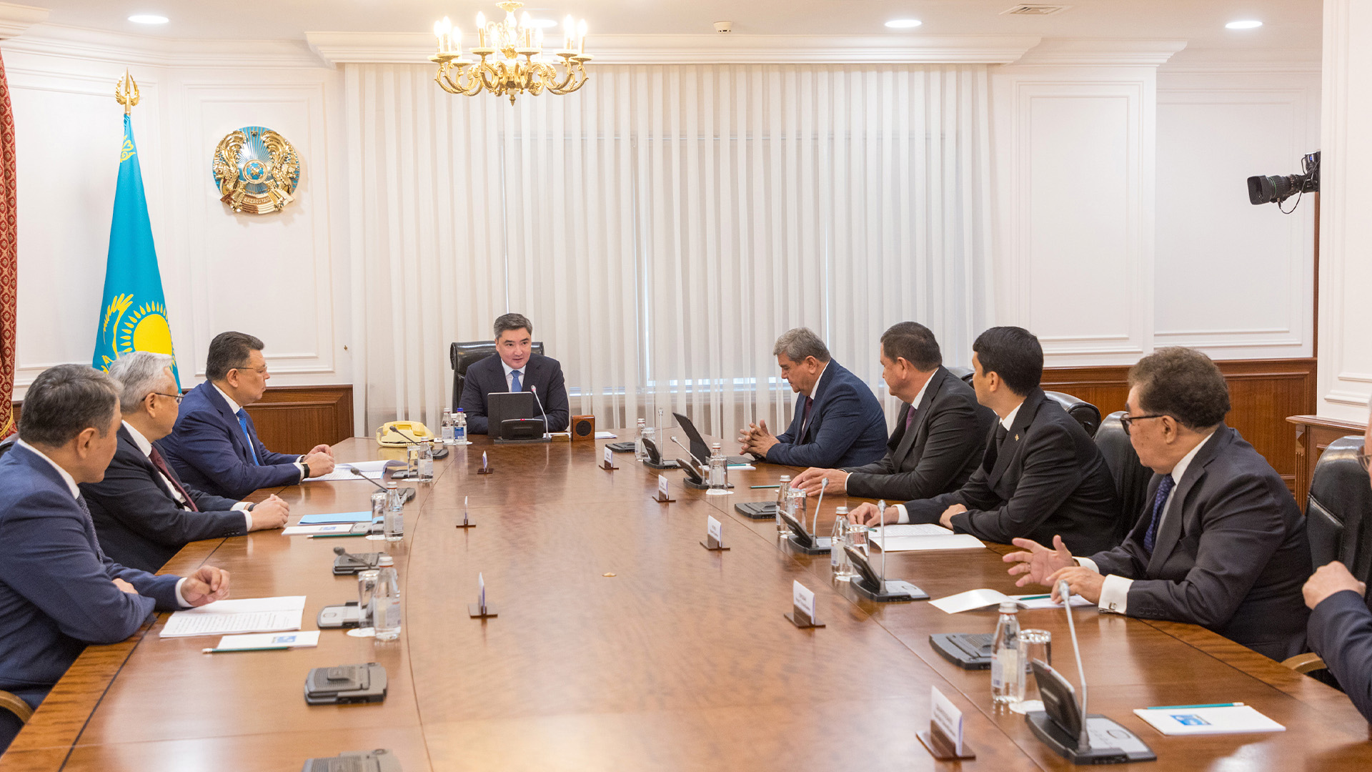 Oljas Bektenov Halyqaralyq Araldy qutqarý qory basqarmasynyń otyrysyna qatysýshylarmen kezdesý ótkizdi