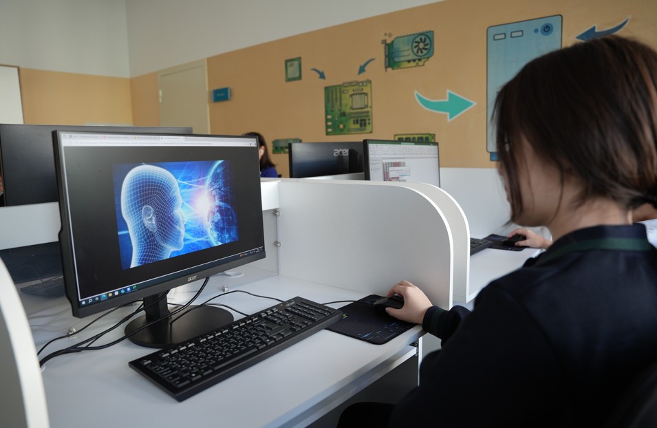 Mektep jáne jasandy ıntellekt