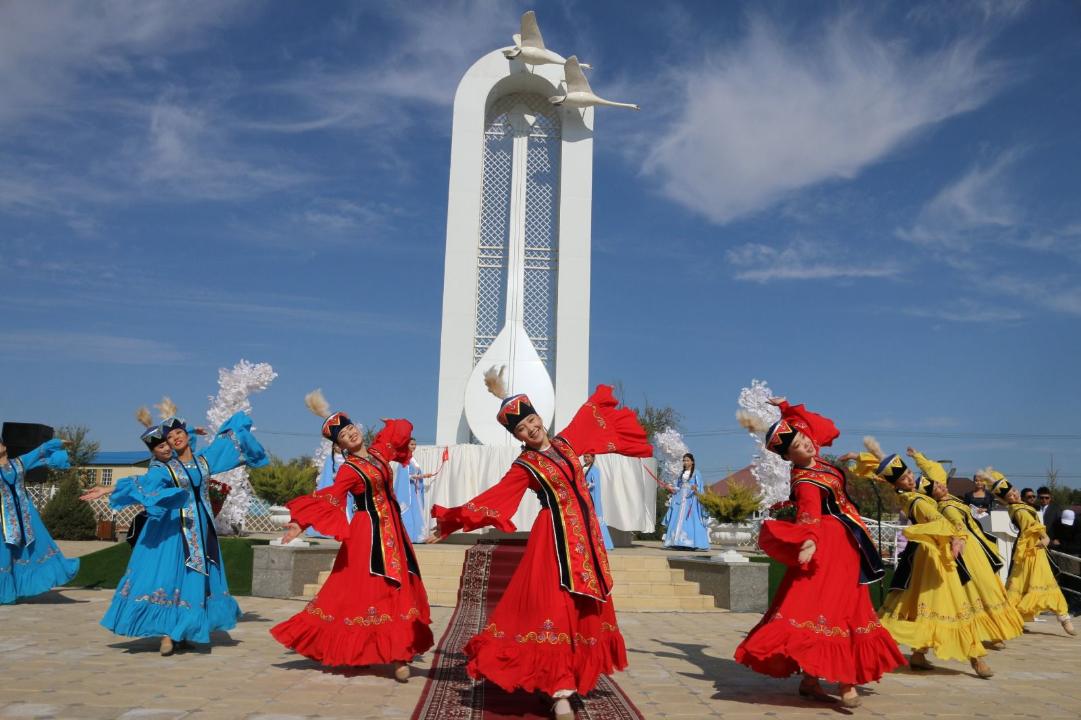 Nurǵısa Tilendıevtiń týǵan aýylynda eńseli stella ornatyldy