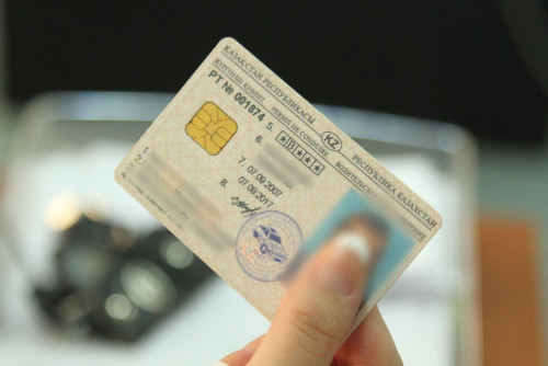 Astanada psıhıkalyq aýytqýy bar 6 turǵynǵa júrgizýshi kýáligi berilgen