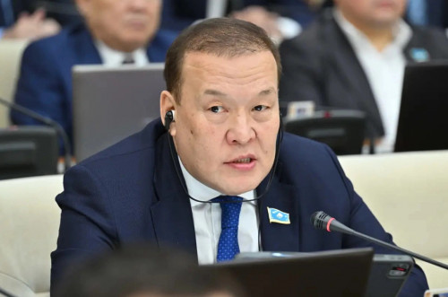 Avtobýs parkin jańartý isi toqtap qalǵan - depýtat