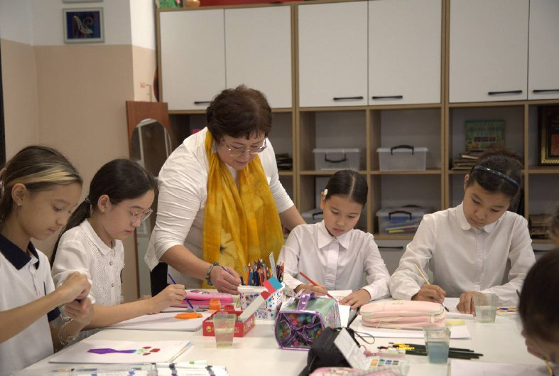 6 800 pedagog biliktiligin arttyryp jatyr