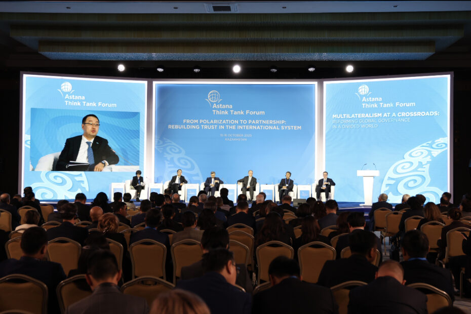 Astanadaǵy sarapshylar polıarızasııadan seriktestikke kóshý jáne halyqaralyq júıege senimdi qalpyna keltirý máselelerin talqylap jatyr