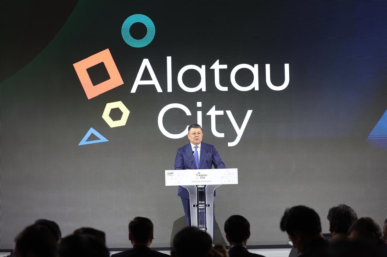 Qanat Bozymbaev Ońtústik Koreıada ótken roýd-shoýda Alatau City jobasyn tanystyrdy