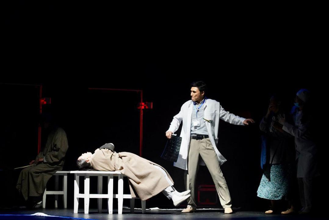 Máskeý sahnasynda Tólen Ábdiktiń shyǵarmalary dáripteldi