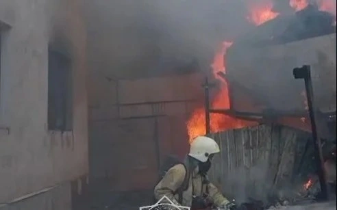 Elordada qonaqúı órtinen 60-qa jýyq adam evakýasııalandy