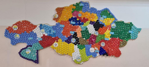 Oqýshylar 400-ge jýyq bótelke qaqpaǵynan Qazaqstan kartasyn jasady