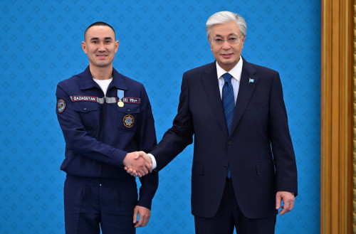 Prezıdent bir top qutqarýshyny memlekettik nagradalarmen marapattady