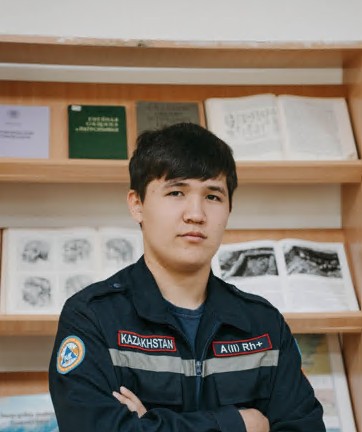 Mamandyǵyn maqtan etedi