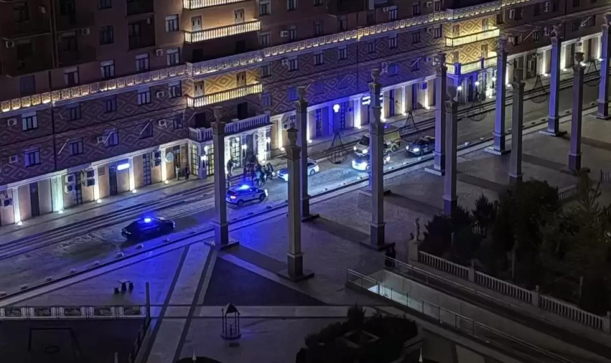 Aqtaýda boıjetken turǵyn úı kesheninen sekirip ketti