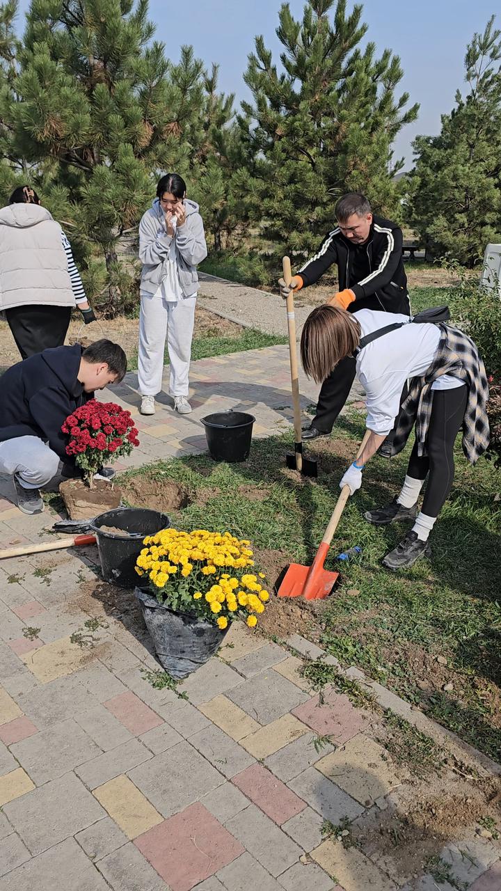 Almatyda oqýshylar «Taza Qazaqstan» aksııasyna qatysty
