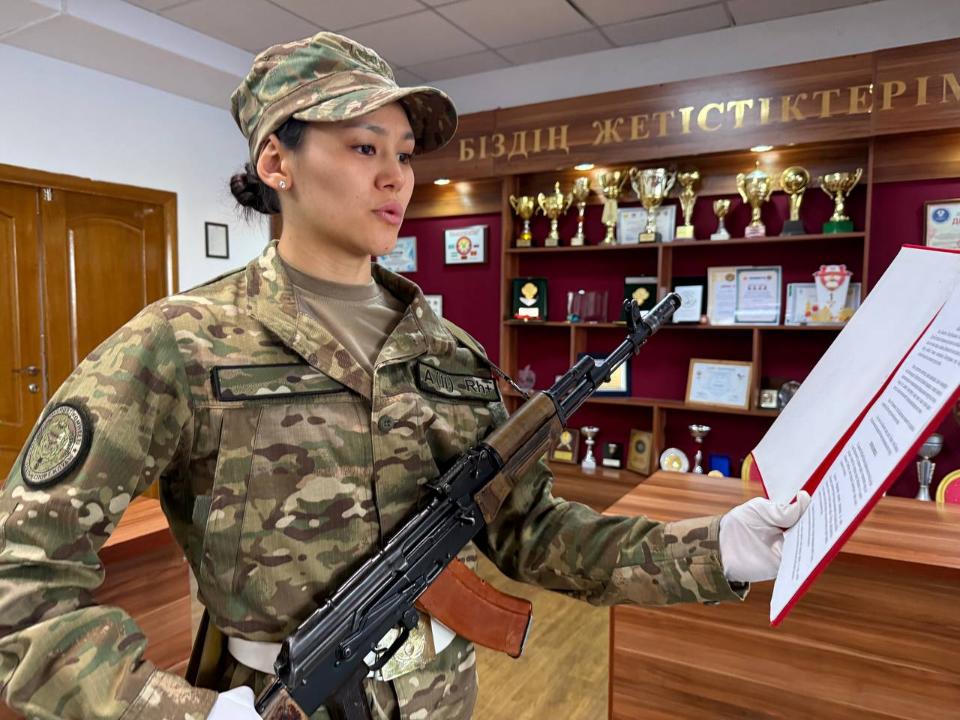 Álem chempıony áskerı ant berdi