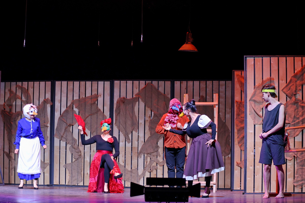 Qýyrshaq trýppasy balalarǵa «Usqynsyz úırek» qoıylymyn tartý  etti