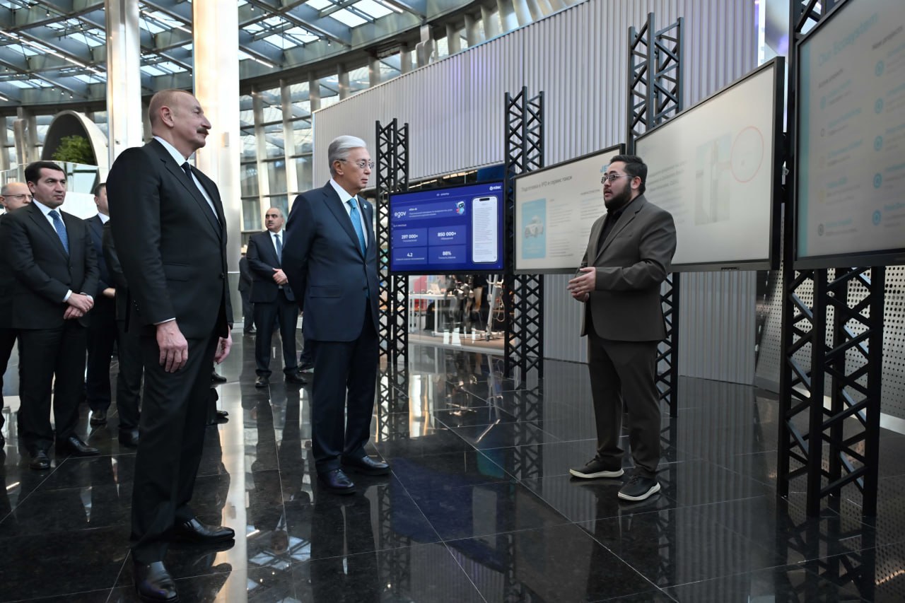 Qazaqstan men Ázerbaıjan prezıdentteri Alem.AI halyqaralyq jasandy ıntellekt ortalyǵyna bardy