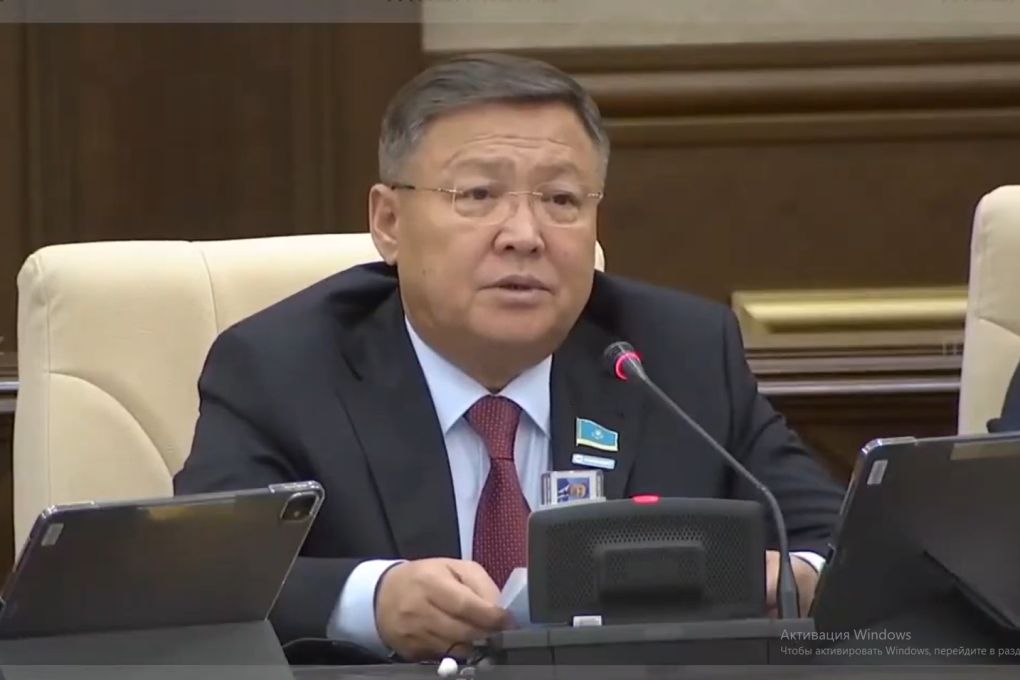 Aldaǵy úsh jyldyń bıýdjeti qarjylyq turaqtylyqty saqtaıdy - Ulasbek Sádibekov