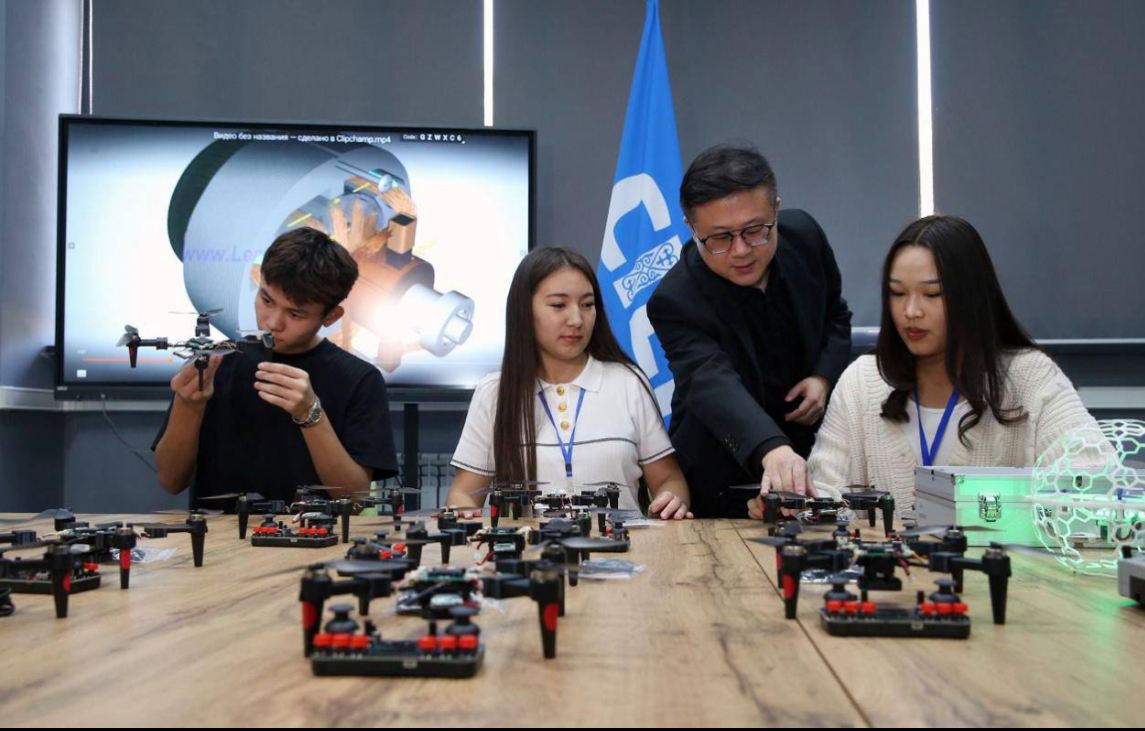 Kolledjde «Ushqyshsyz ushý apparattary» quzyrettilik ortalyǵy ashyldy