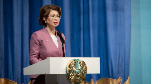 Aıda Balaeva kitaphanashylardy kásibı merekesimen quttyqtady