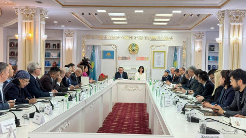 Jeti tilge aýdarylǵan «Urpaqqa ulaǵat» kitabynyń tusaýkeseri ótti