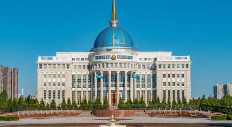 Respýblıka kúni qarsańynda Prezıdent eńbek áýletteri men jumysshylardy marapattady