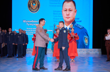 Ańsaǵan Baltabekov polıseılerdi Respýblıka kúnimen quttyqtady