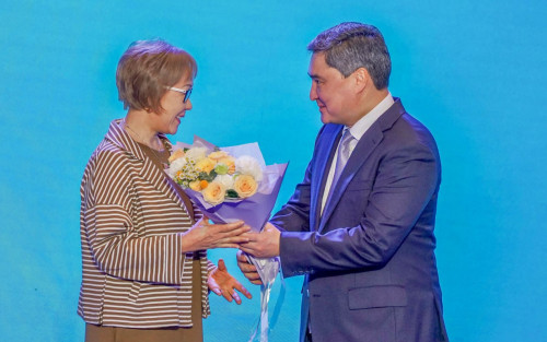 Áleýmettik-eńbek salasynyń qyzmetkerlerine memlekettik nagradalar tabys etildi