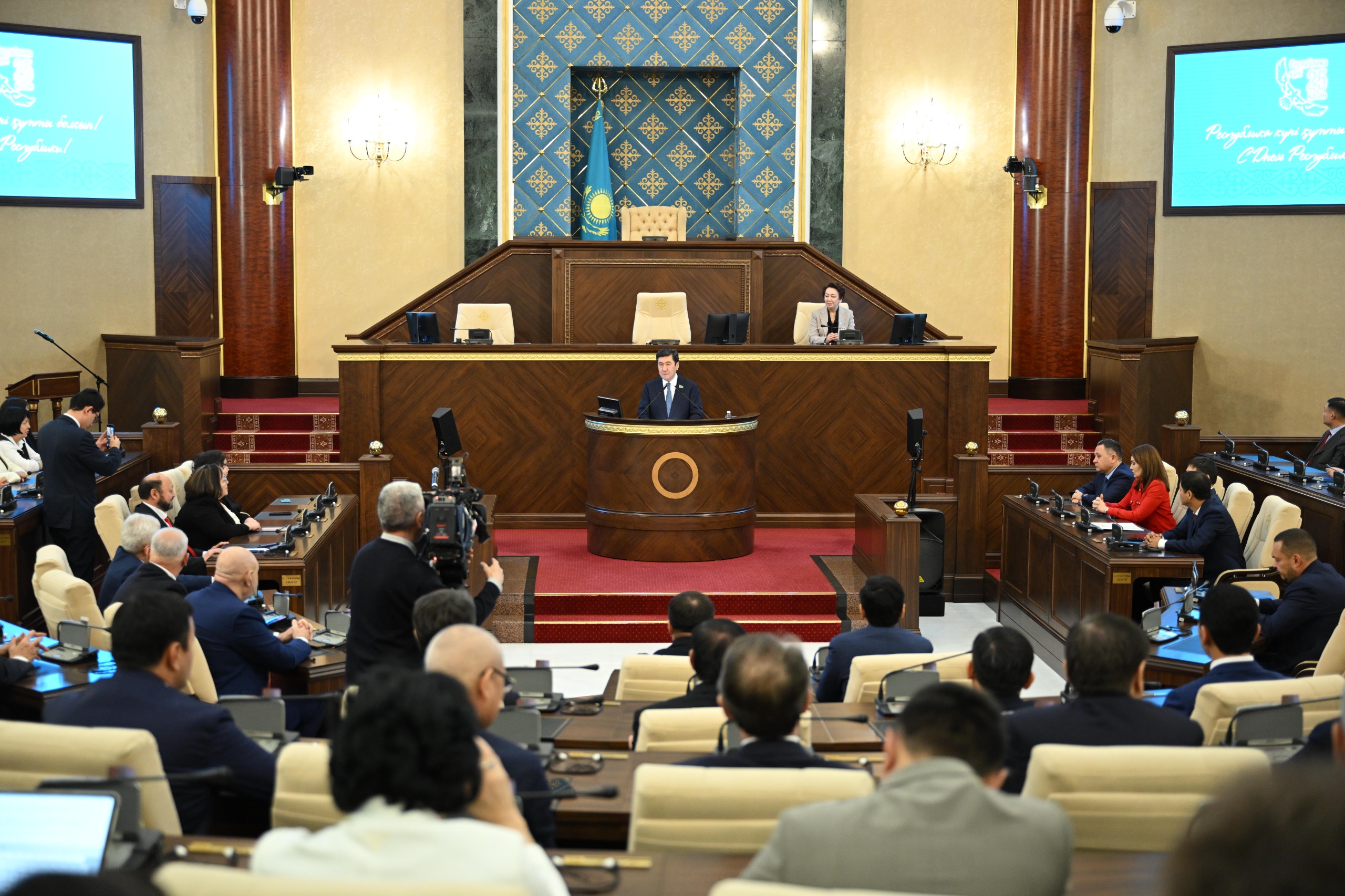 Májilistiń depýtattary men apparat qyzmetkerleri marapattaldy