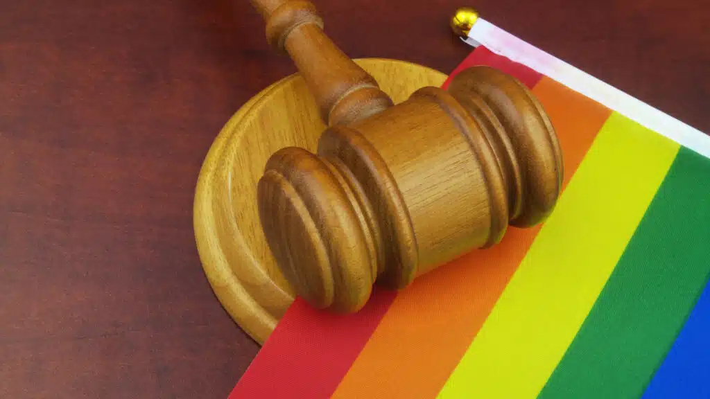 LGBT nasıhatyna tyıym salý týraly normany qoldady