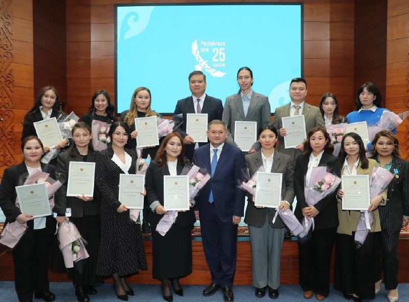 Jas ǵalymdarǵa páter kilti tabystaldy