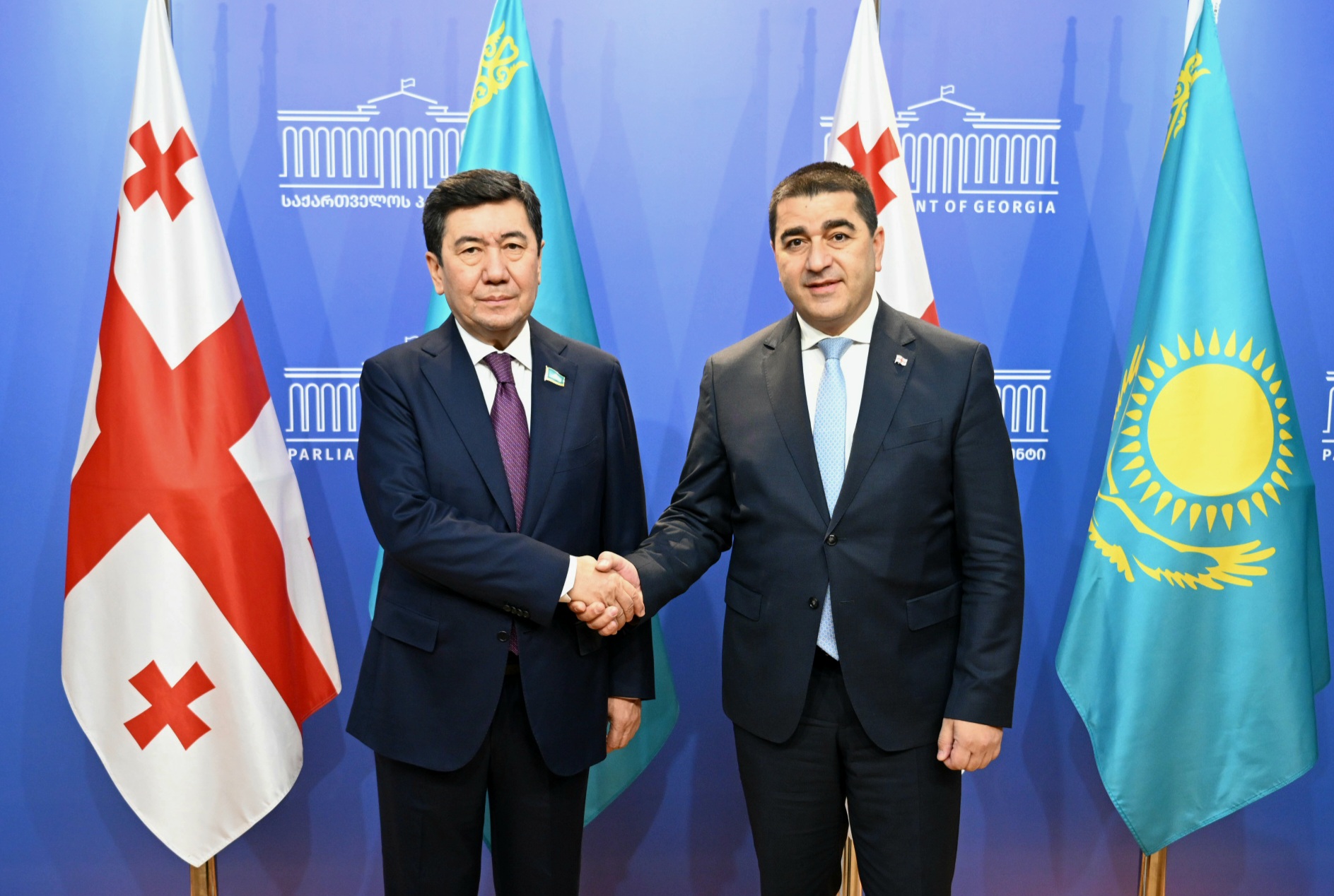 Qoshanov Grýzııa depýtattaryna Prezıdent reformalary týraly aıtyp berdi