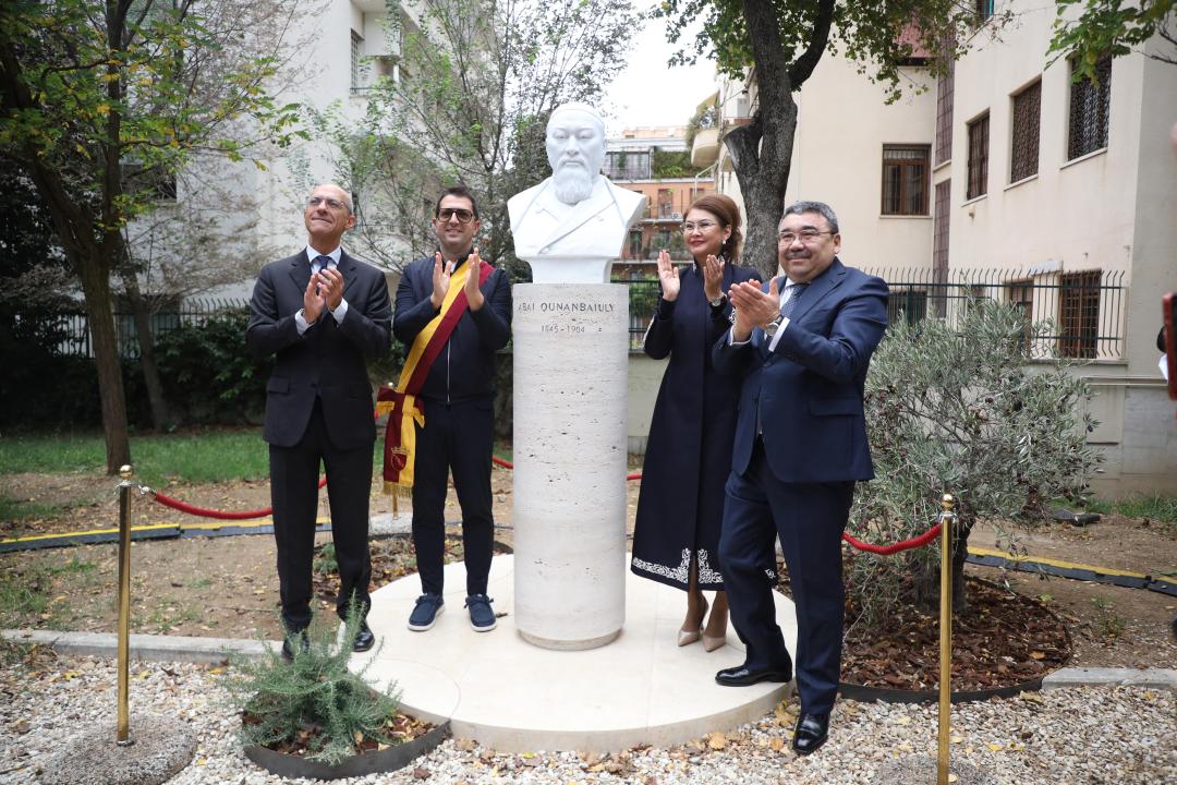 Italııada Abaı Qunanbaıulynyń bıýsti ashyldy