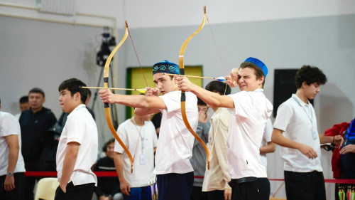 Oqýshylar sadaq atýdan synǵa tústi