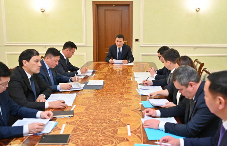 Erlan Qarın Ulttyq quryltaıda aıtylǵan Prezıdent tapsyrmalarynyń iske asyrylýy jóninde jıyn ótkizdi