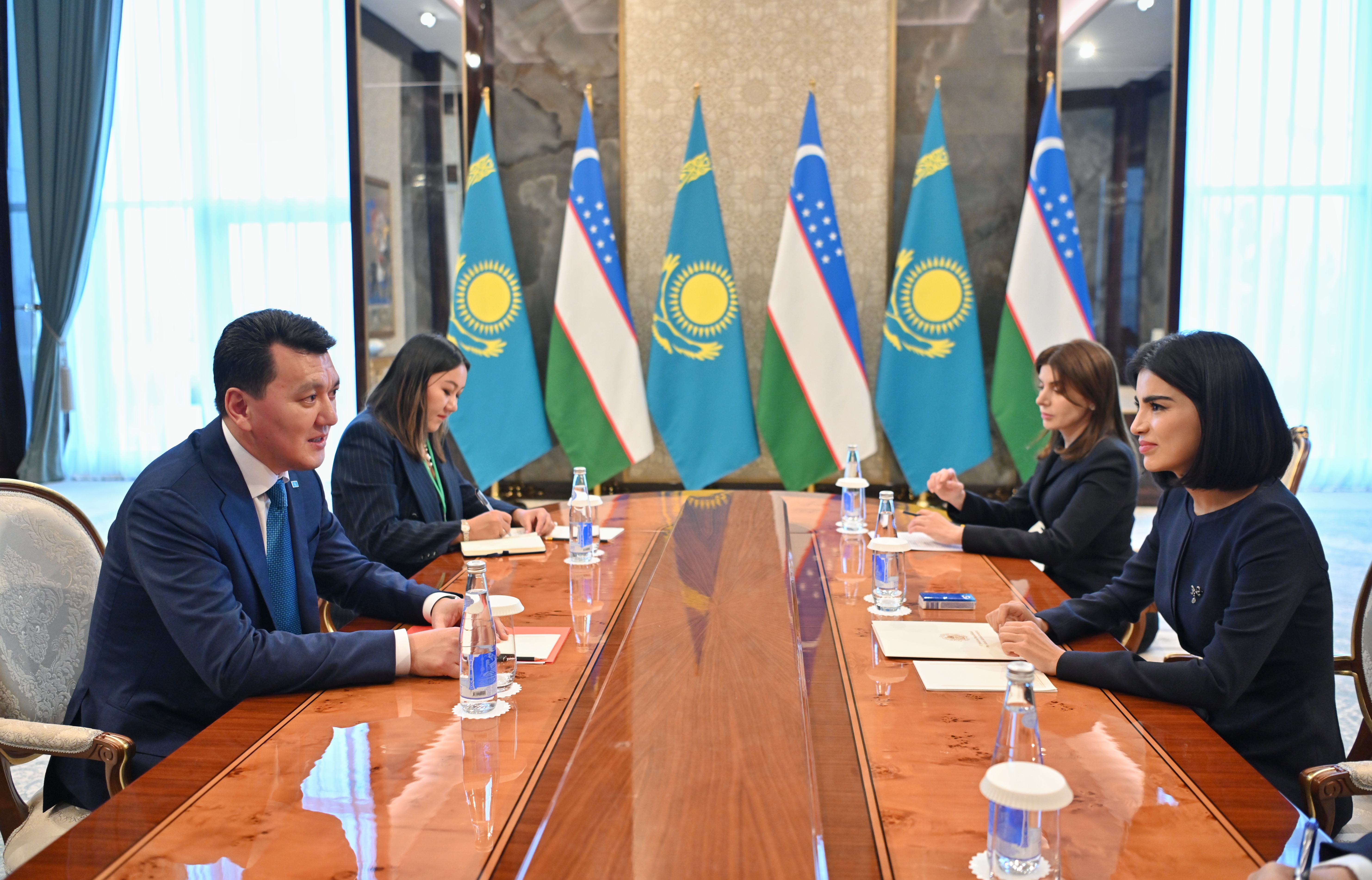 Erlan Qarın IýNESKO Bas konferensııasynyń sessııasy aıasynda birqatar kezdesý ótkizdi