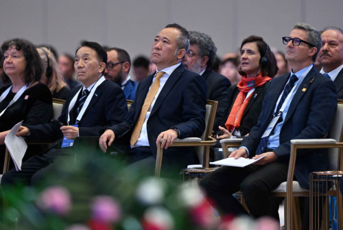 Elimizge bedeldi álemdik ýnıversıtetterdiń ókilderi keldi