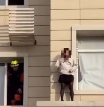 Qutqarýshylar bıikten sekirmek bolǵan qyzdy aman alyp qaldy