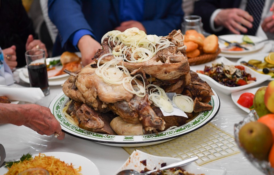 Et baǵasy alańdatyp tur