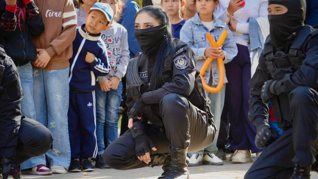 Shymkentte polısııa balalarǵa mýltfılm kórsetti