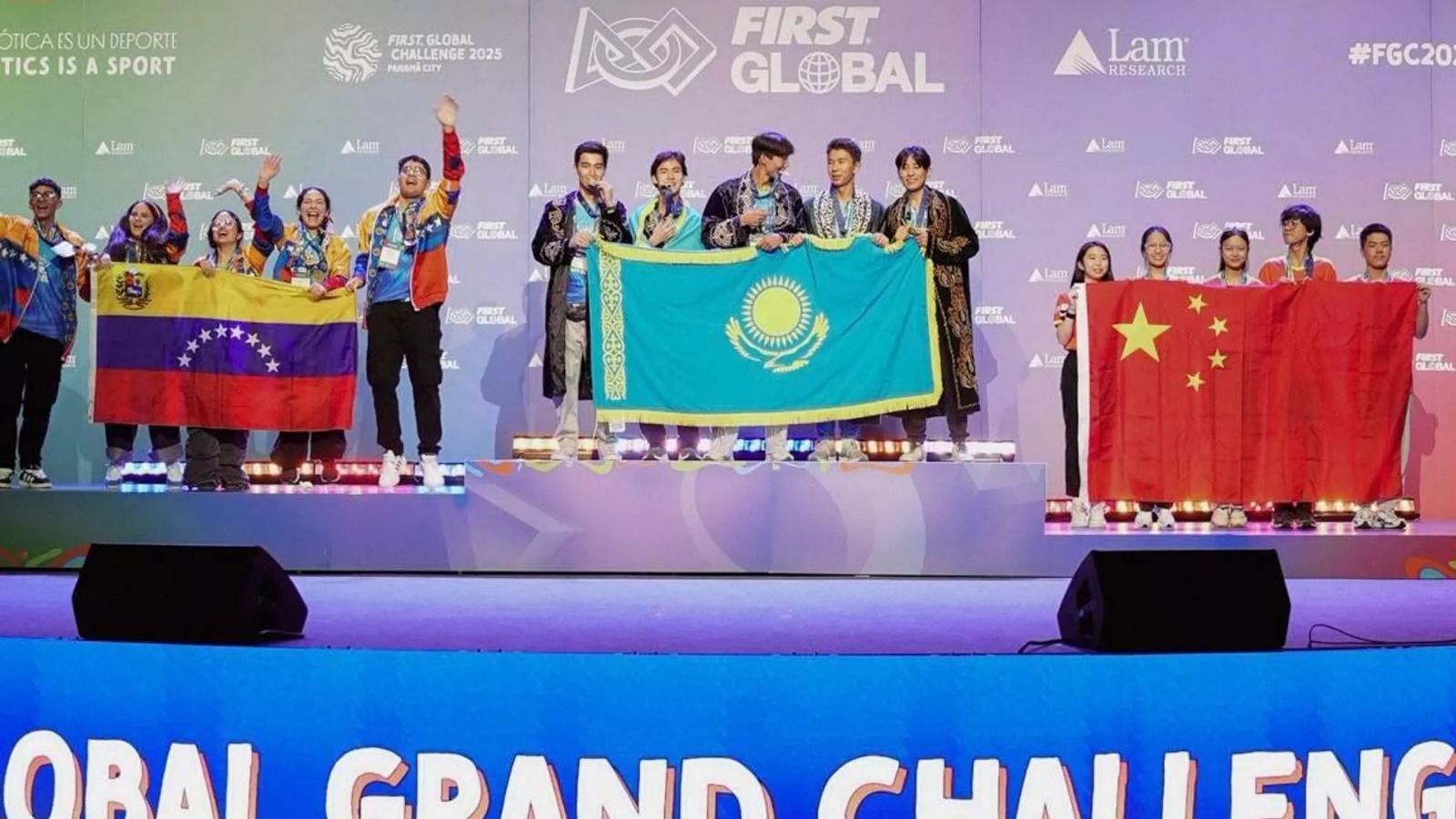 Qazaqstan oqýshylary Panamada ótken robototehnıkadan álemniń tórt dúrkin chempıony atandy