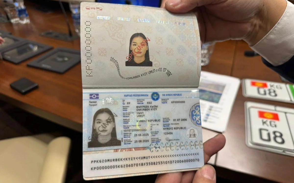 Qyrǵyzstanda jańa úlgidegi pasporttar berilip jatyr