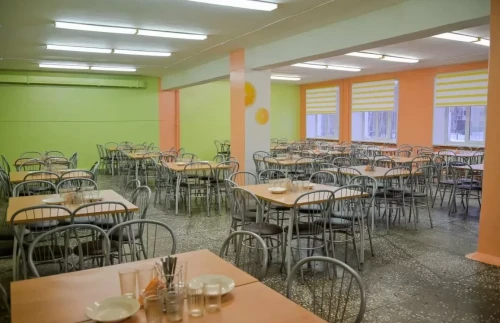 Tutynýshylarǵa tegin tamaq taratqan dámhanaǵa aıyppul salyndy