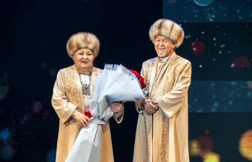 Taǵdyrlaryn teatrmen toǵystarǵan qos tarlannyń mereıtoıy ótti