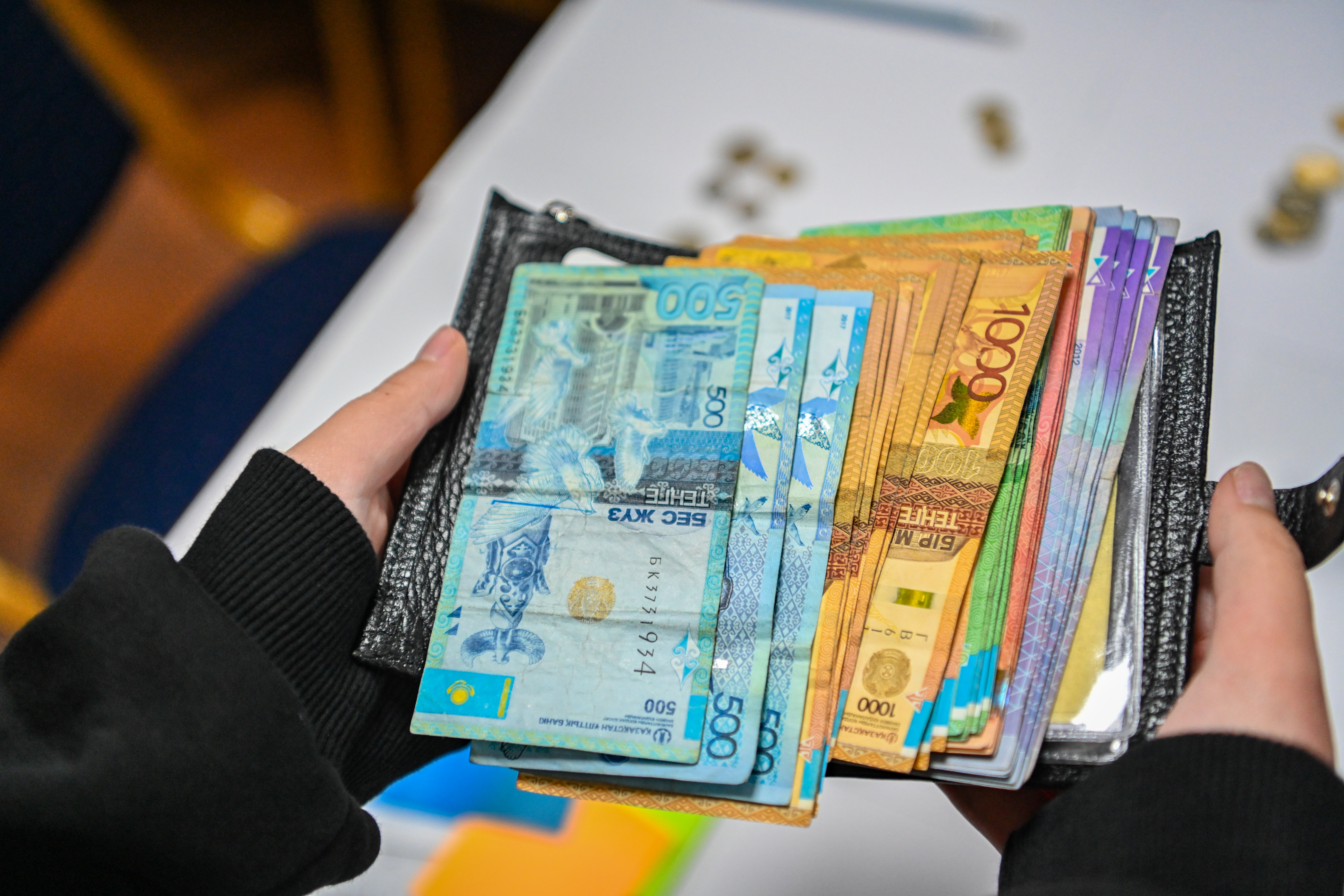 1 000 teńgelik banknot: shyn aqshany jalǵan aqshadan qalaı ajyratýǵa bolady?