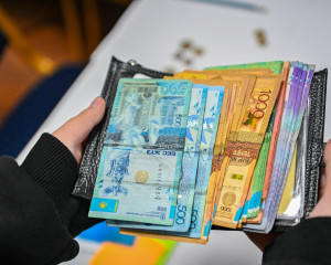 1 000 teńgelik banknot: shyn aqshany jalǵan aqshadan qalaı ajyratýǵa bolady?